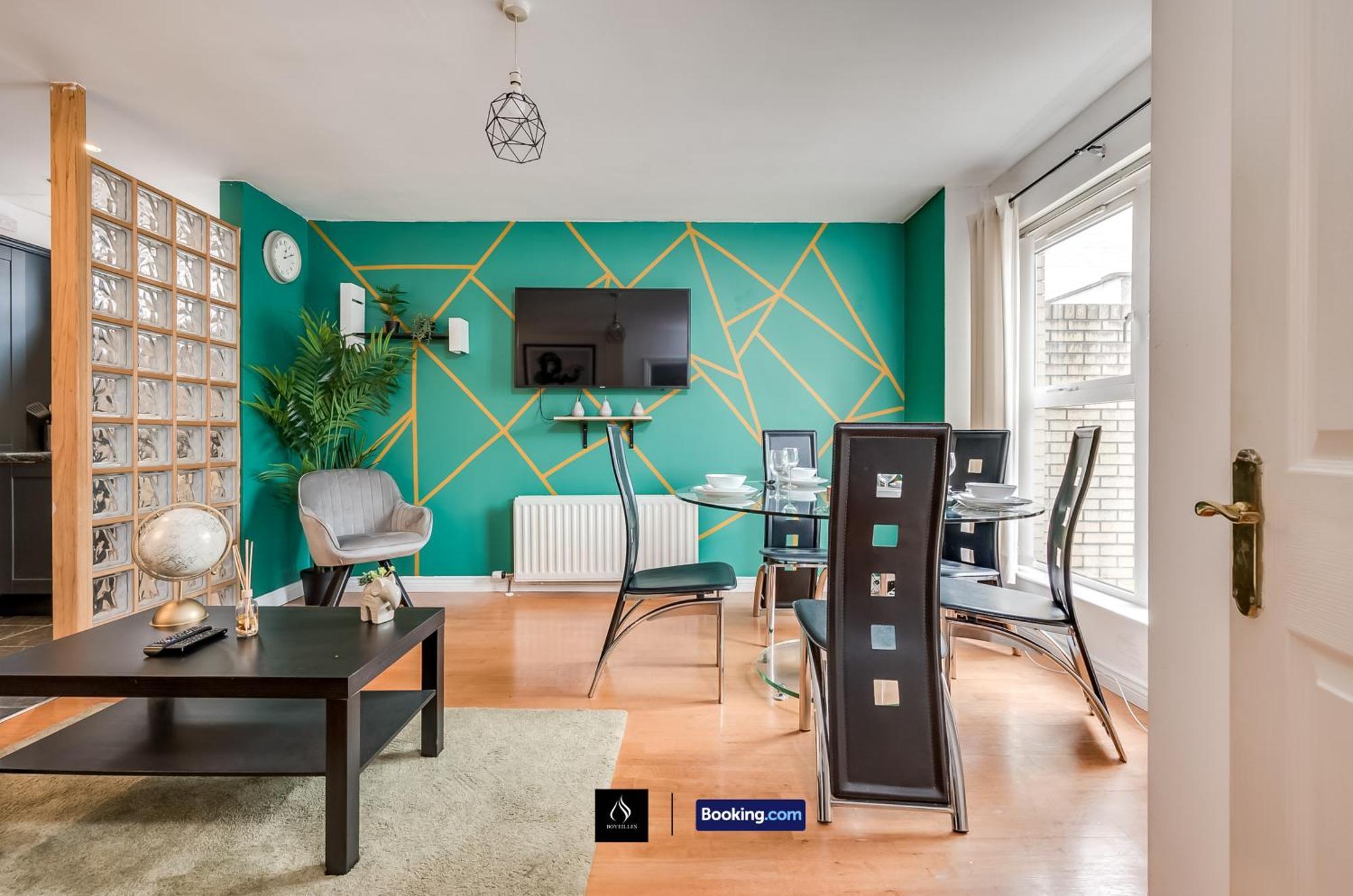 2 Bed House By Boyeilles Apartments Short Lets & Serviced Accommodation Belfast With Balcony & Free Parking Exterior photo