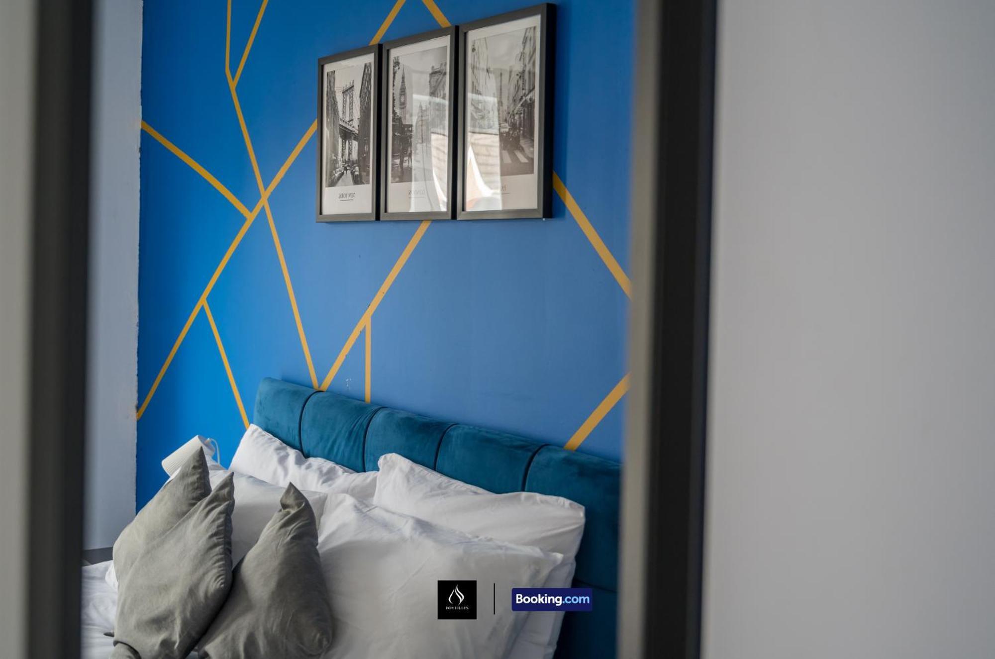 2 Bed House By Boyeilles Apartments Short Lets & Serviced Accommodation Belfast With Balcony & Free Parking Exterior photo
