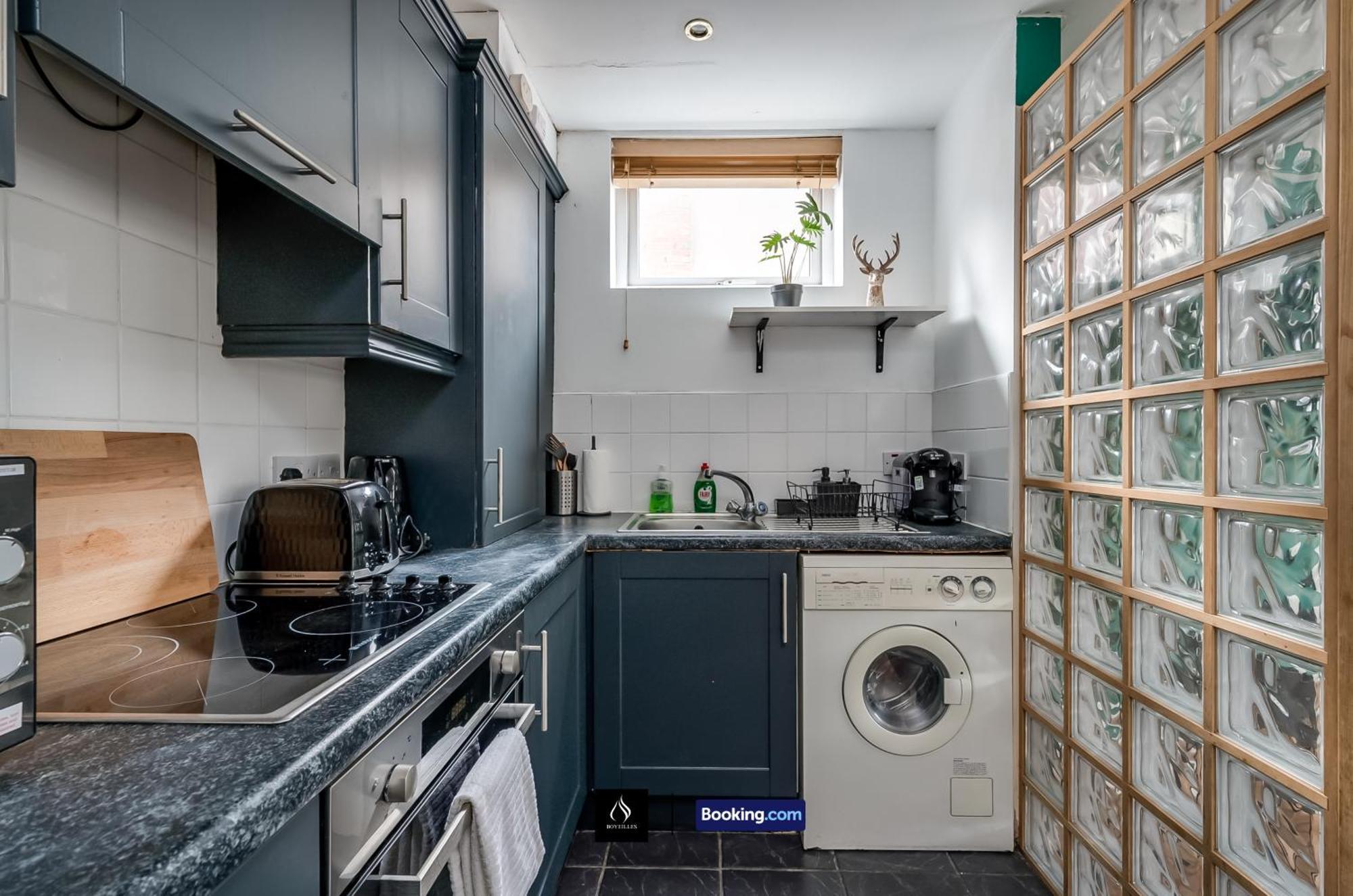 2 Bed House By Boyeilles Apartments Short Lets & Serviced Accommodation Belfast With Balcony & Free Parking Exterior photo