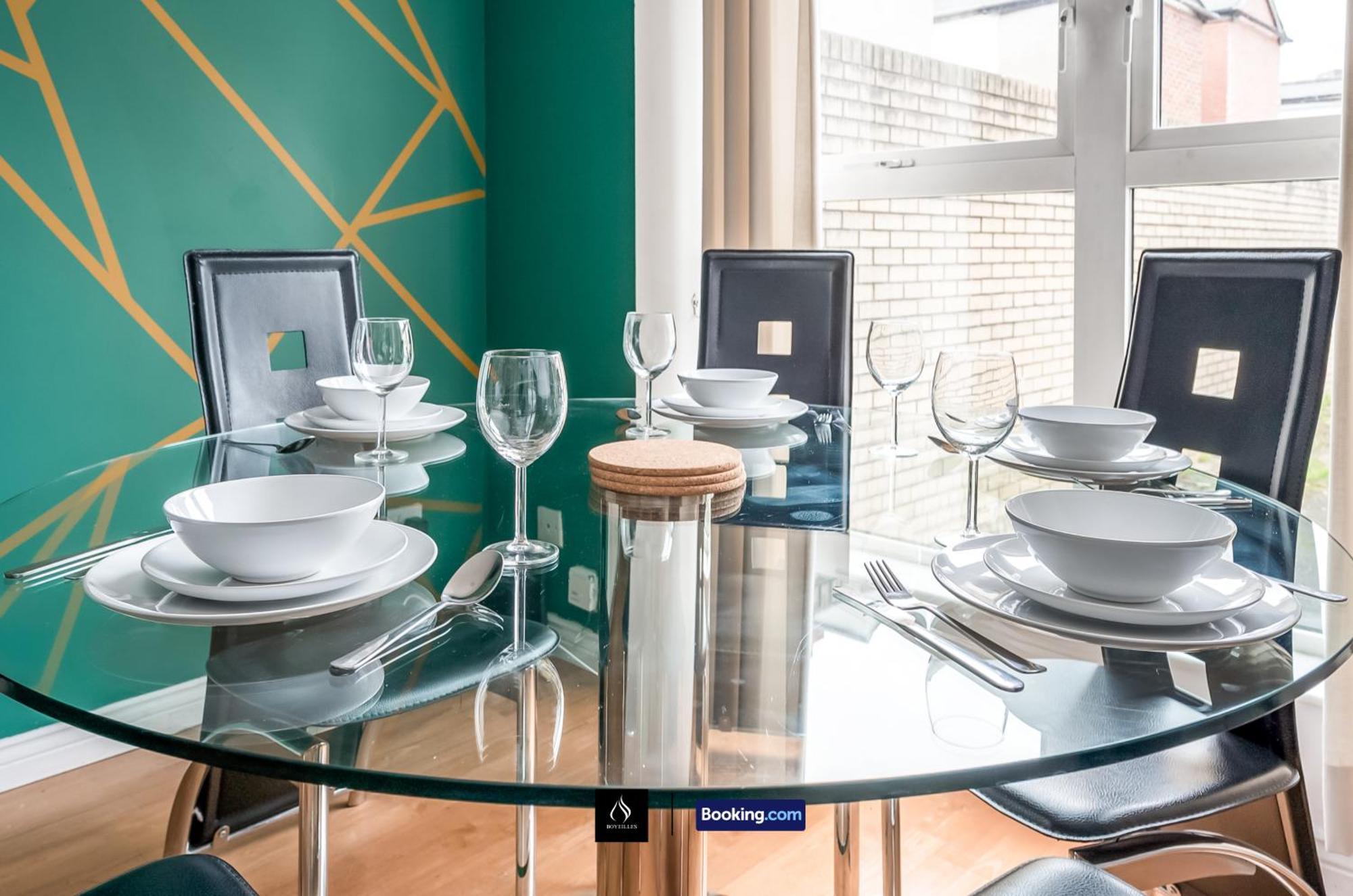 2 Bed House By Boyeilles Apartments Short Lets & Serviced Accommodation Belfast With Balcony & Free Parking Exterior photo