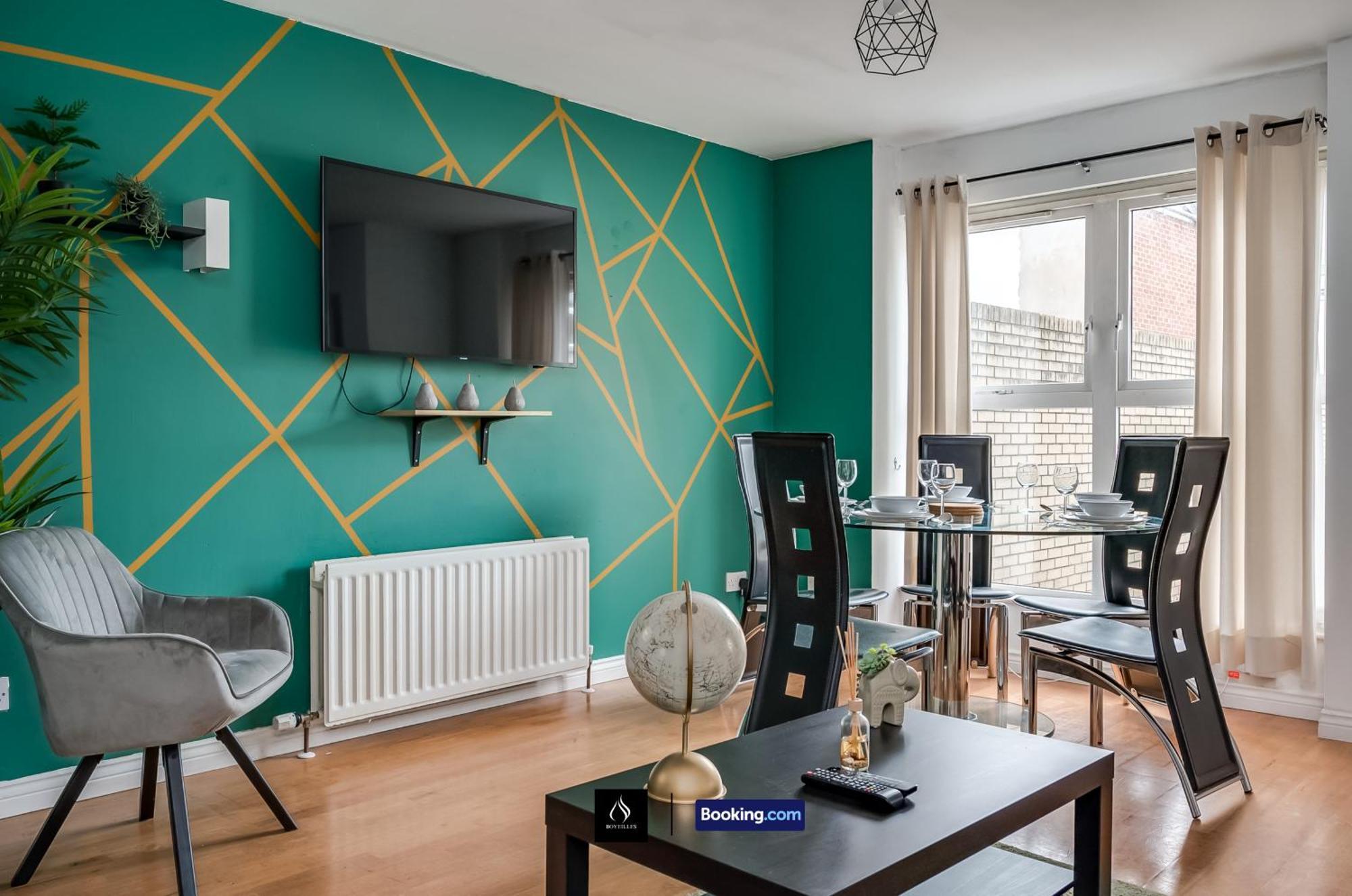 2 Bed House By Boyeilles Apartments Short Lets & Serviced Accommodation Belfast With Balcony & Free Parking Exterior photo