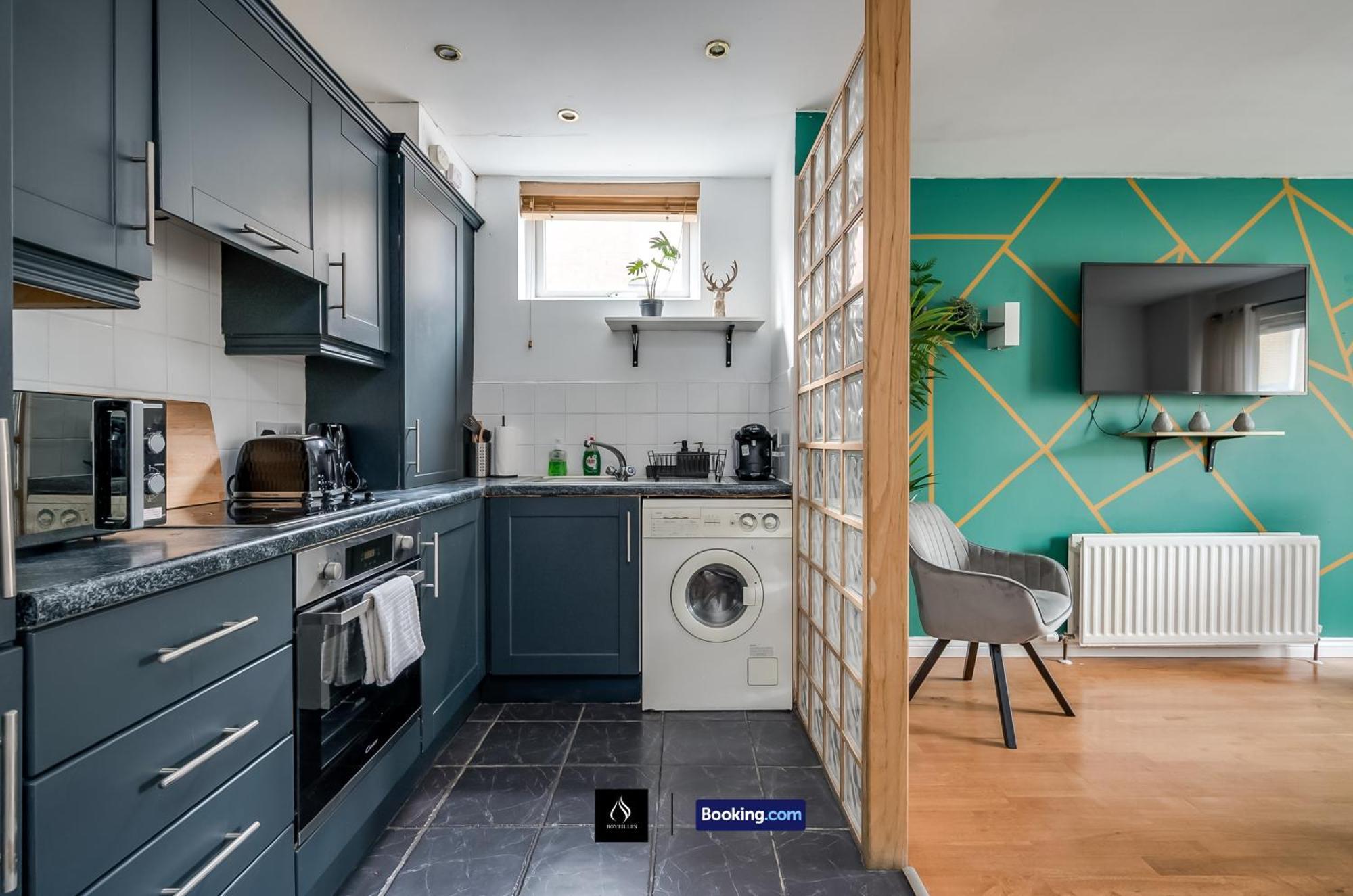 2 Bed House By Boyeilles Apartments Short Lets & Serviced Accommodation Belfast With Balcony & Free Parking Exterior photo