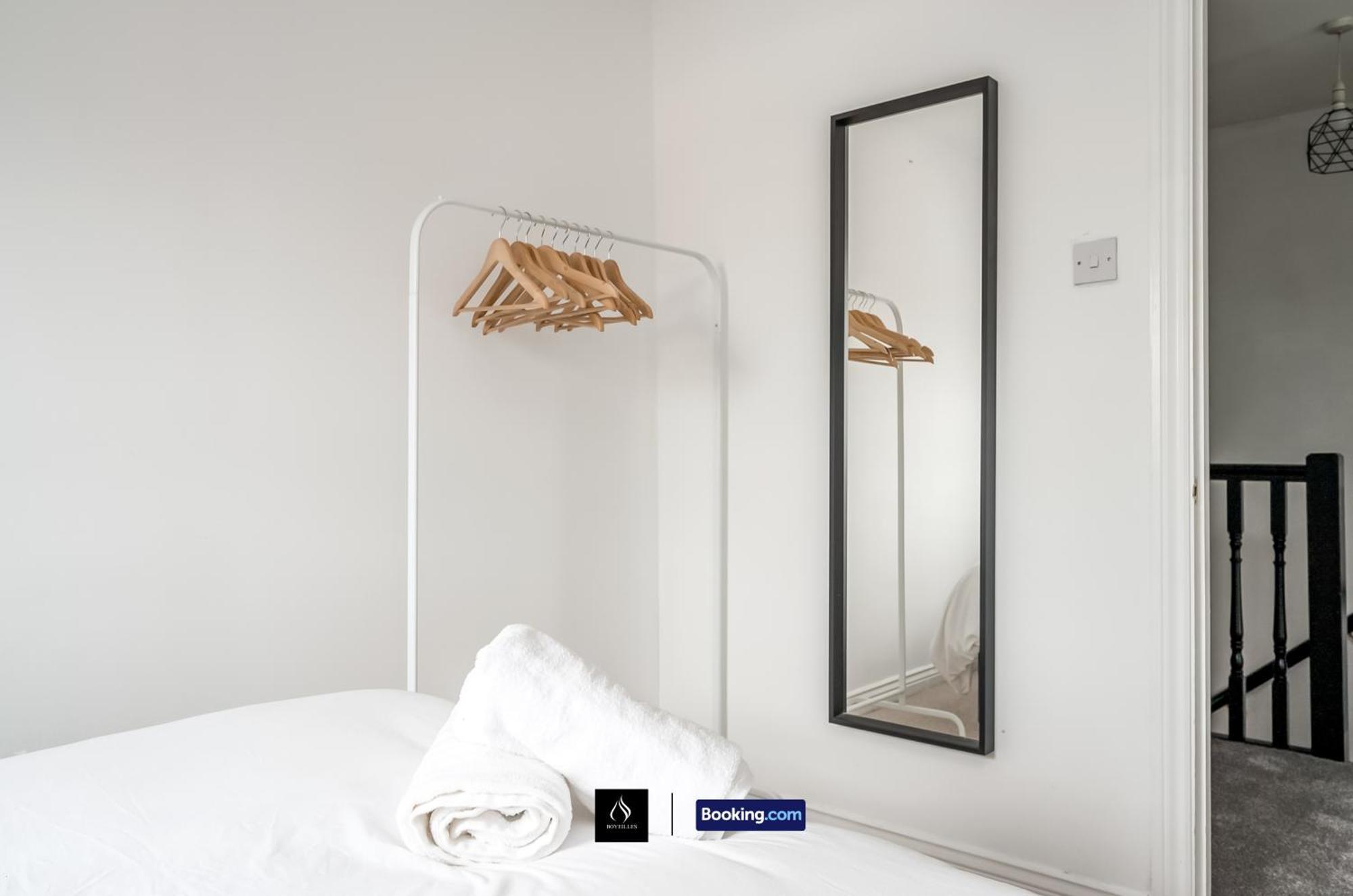 2 Bed House By Boyeilles Apartments Short Lets & Serviced Accommodation Belfast With Balcony & Free Parking Exterior photo