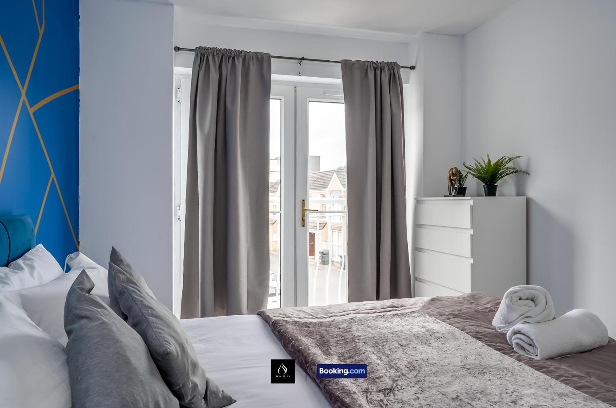 2 Bed House By Boyeilles Apartments Short Lets & Serviced Accommodation Belfast With Balcony & Free Parking Exterior photo
