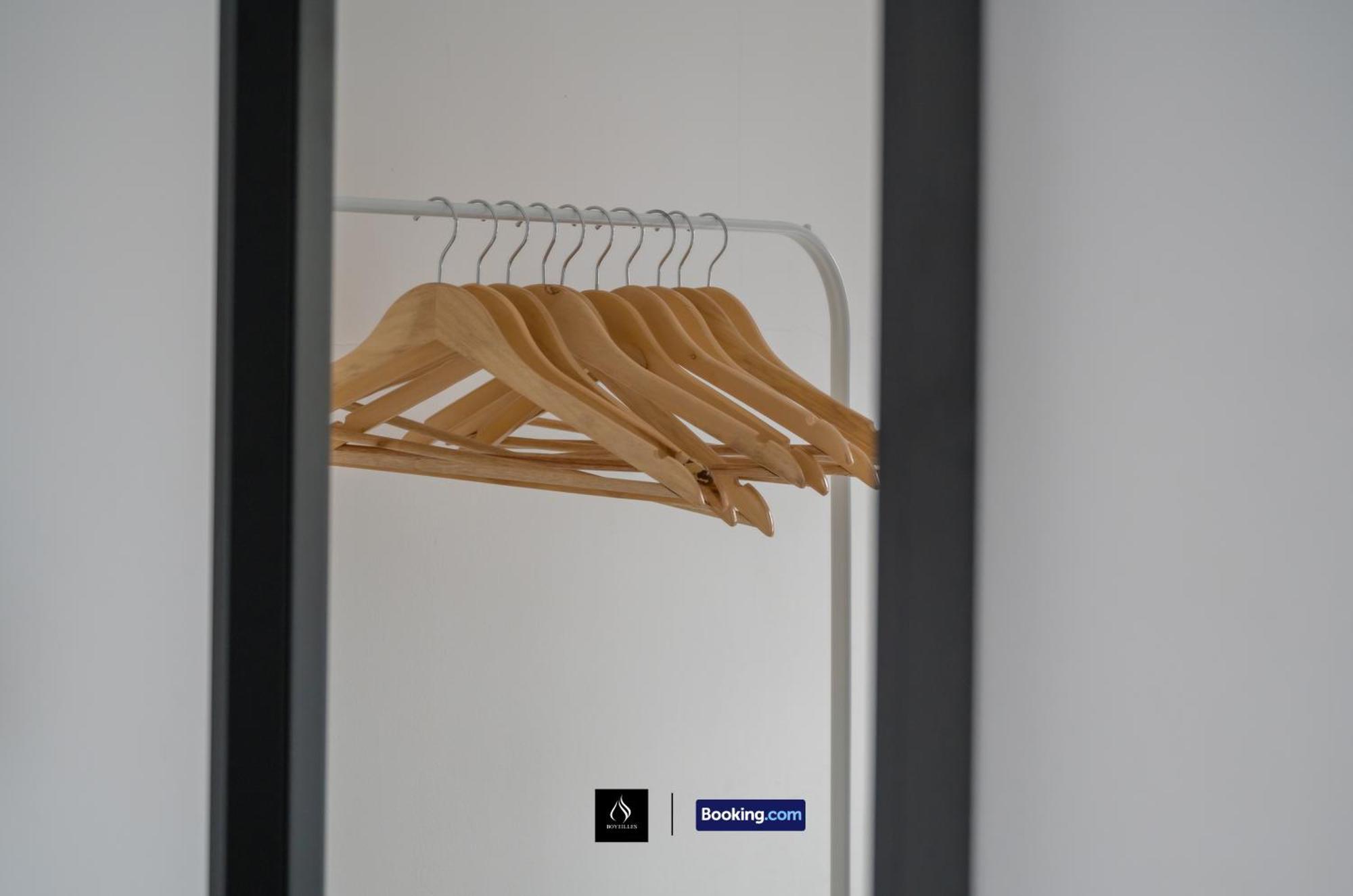 2 Bed House By Boyeilles Apartments Short Lets & Serviced Accommodation Belfast With Balcony & Free Parking Exterior photo