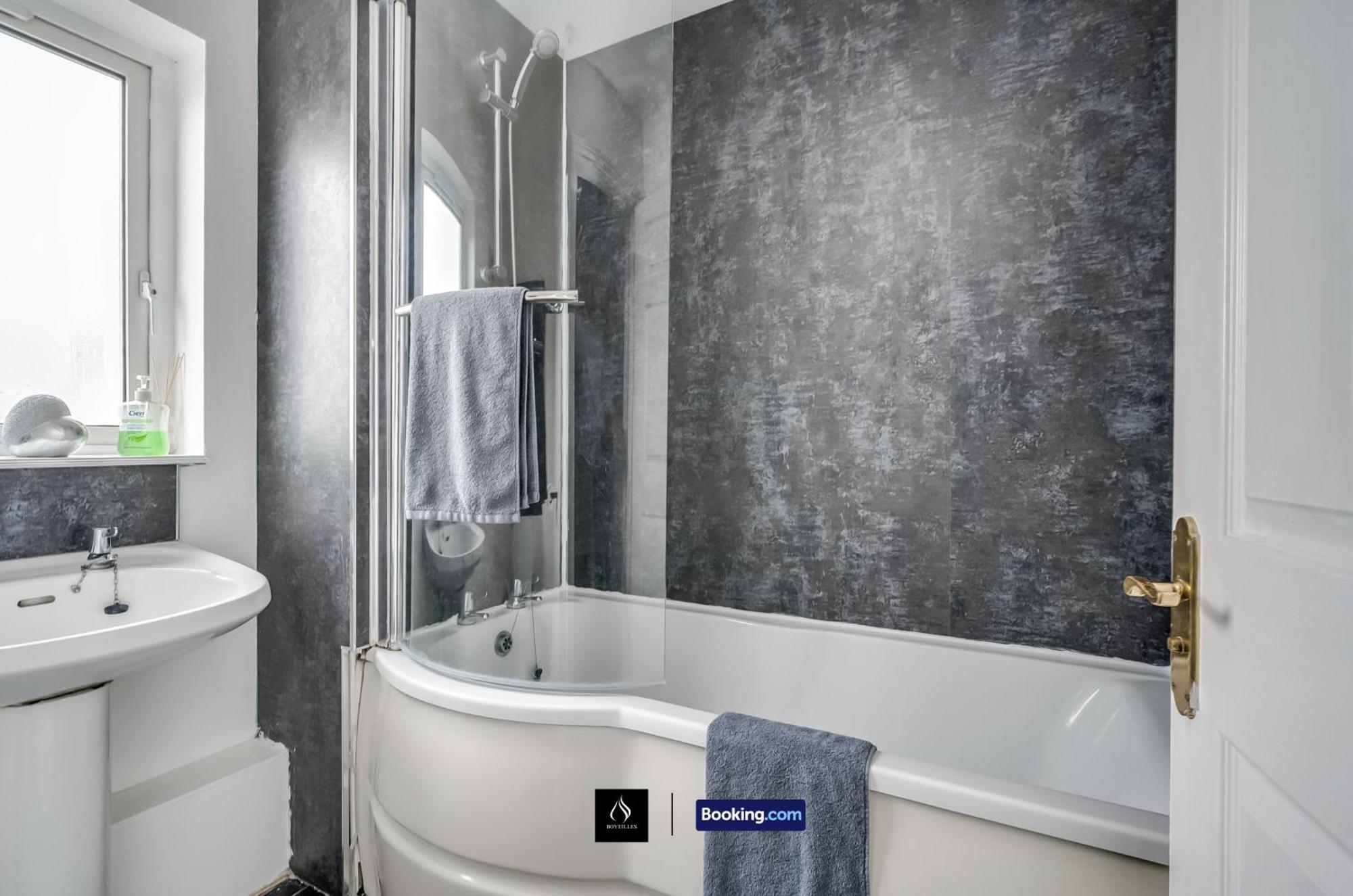 2 Bed House By Boyeilles Apartments Short Lets & Serviced Accommodation Belfast With Balcony & Free Parking Exterior photo