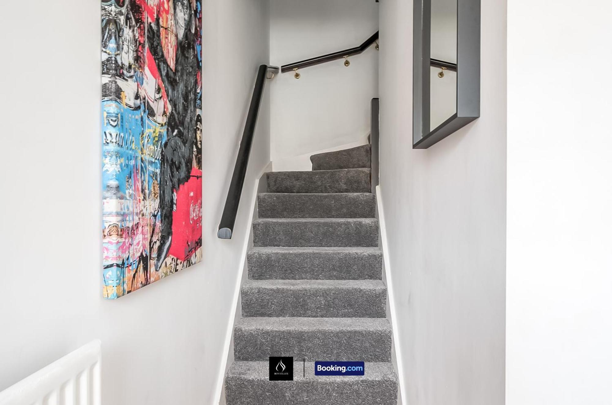 2 Bed House By Boyeilles Apartments Short Lets & Serviced Accommodation Belfast With Balcony & Free Parking Exterior photo