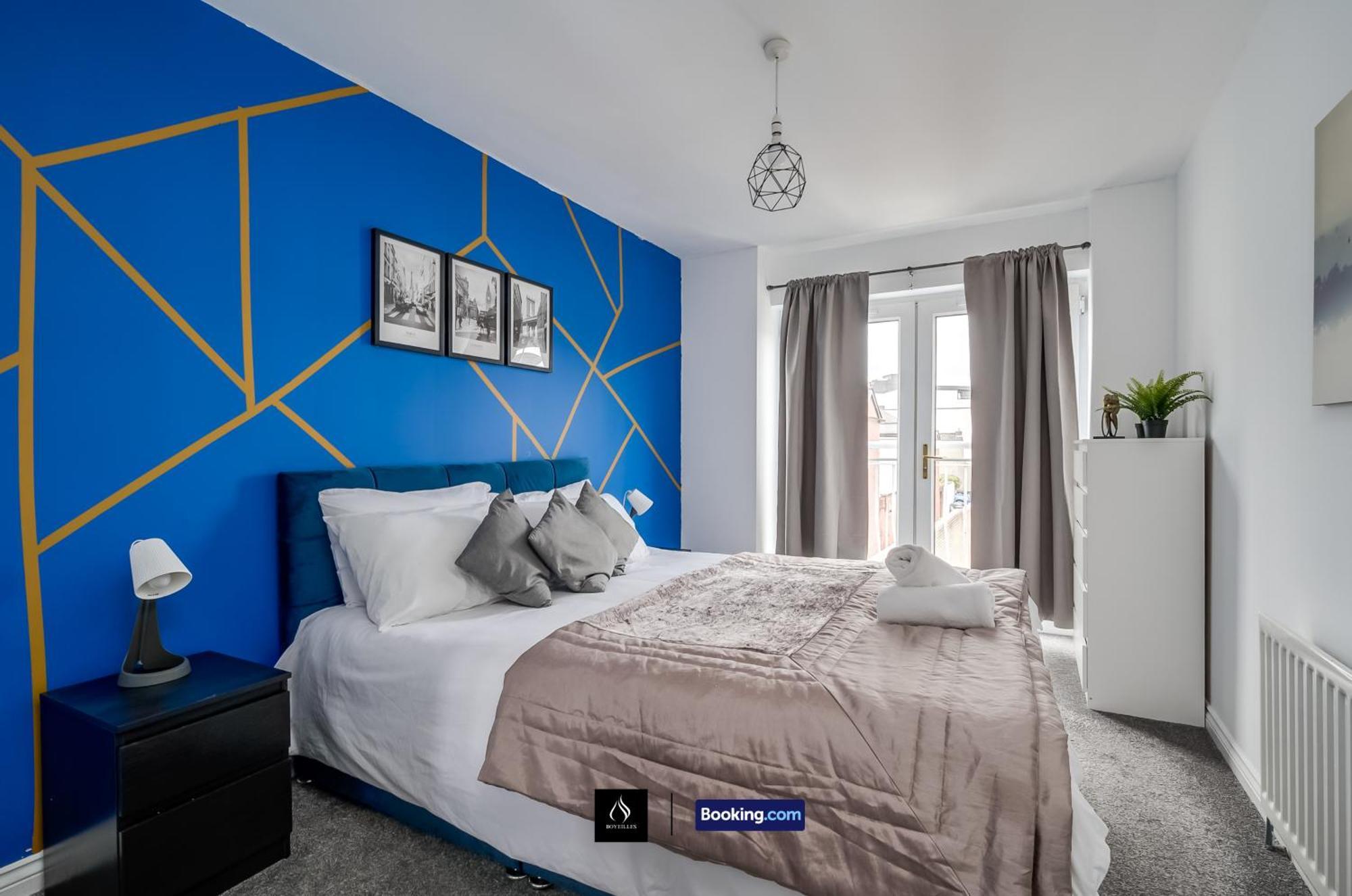 2 Bed House By Boyeilles Apartments Short Lets & Serviced Accommodation Belfast With Balcony & Free Parking Exterior photo